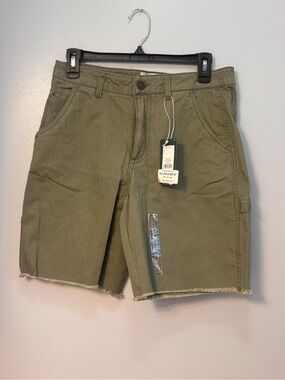 Alpine Design Women’s Olive Cargo Shorts with Frayed Hem. Sz 6